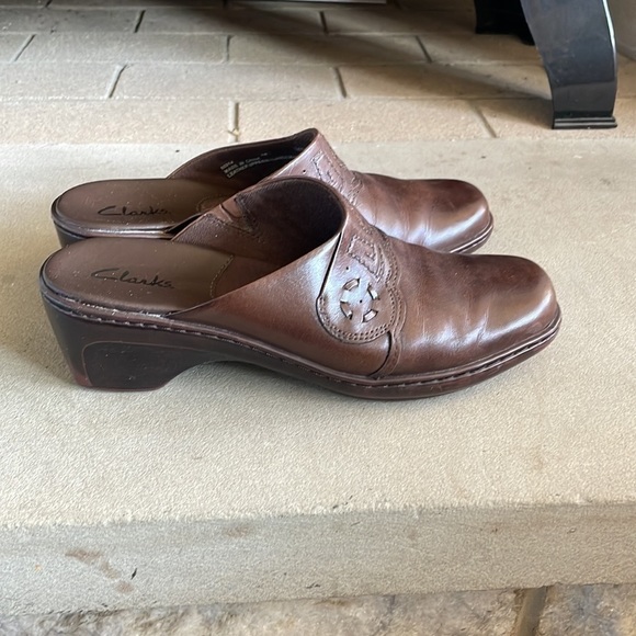 Clarks Embossed Brown Leather Clogs - Picture 6 of 8